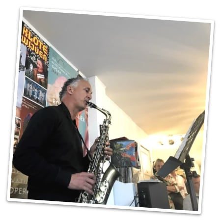 Leerling speelt saxofoon tijdens een lesmoment