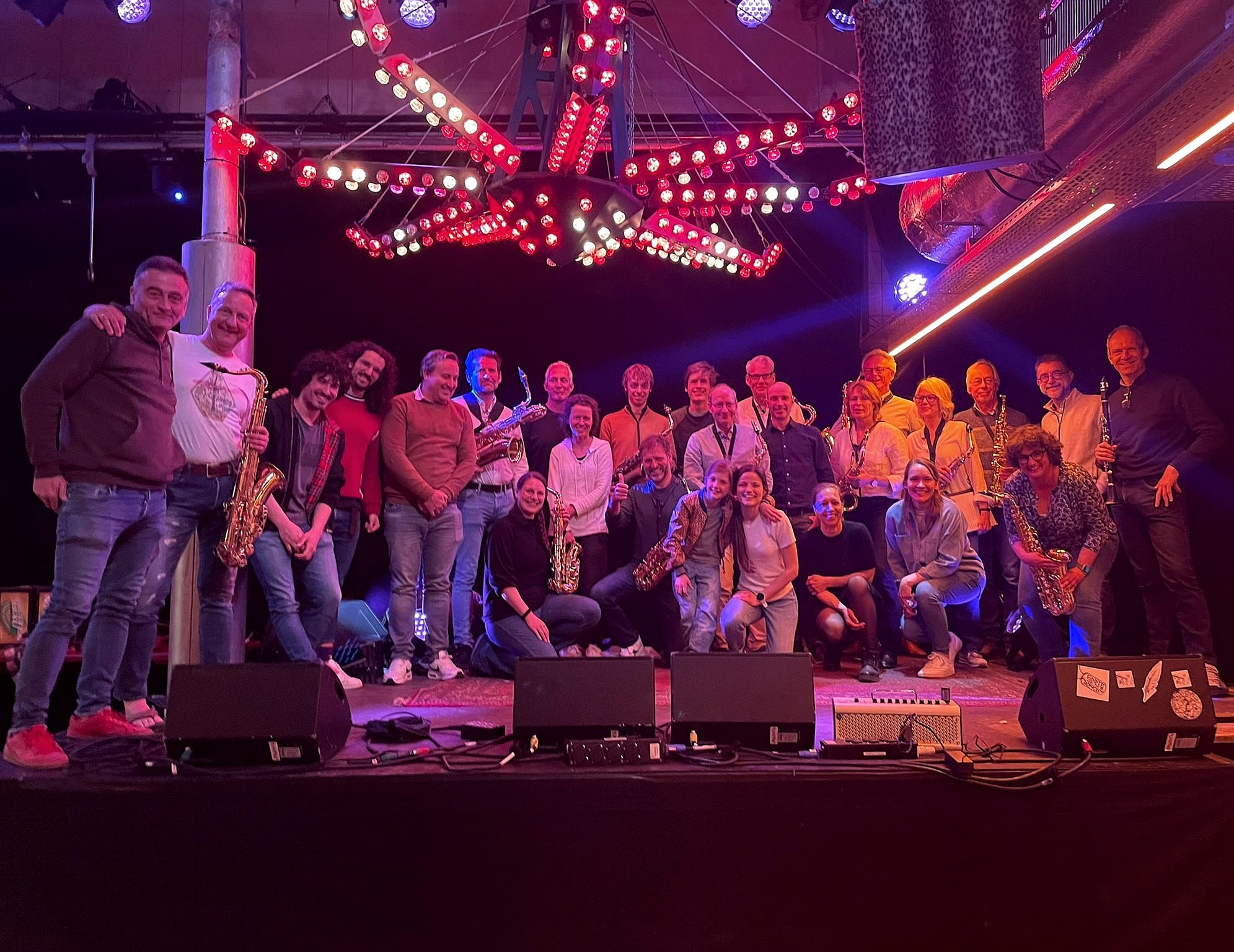 Leerlingen op het podium tijdens een voorspeelavond
