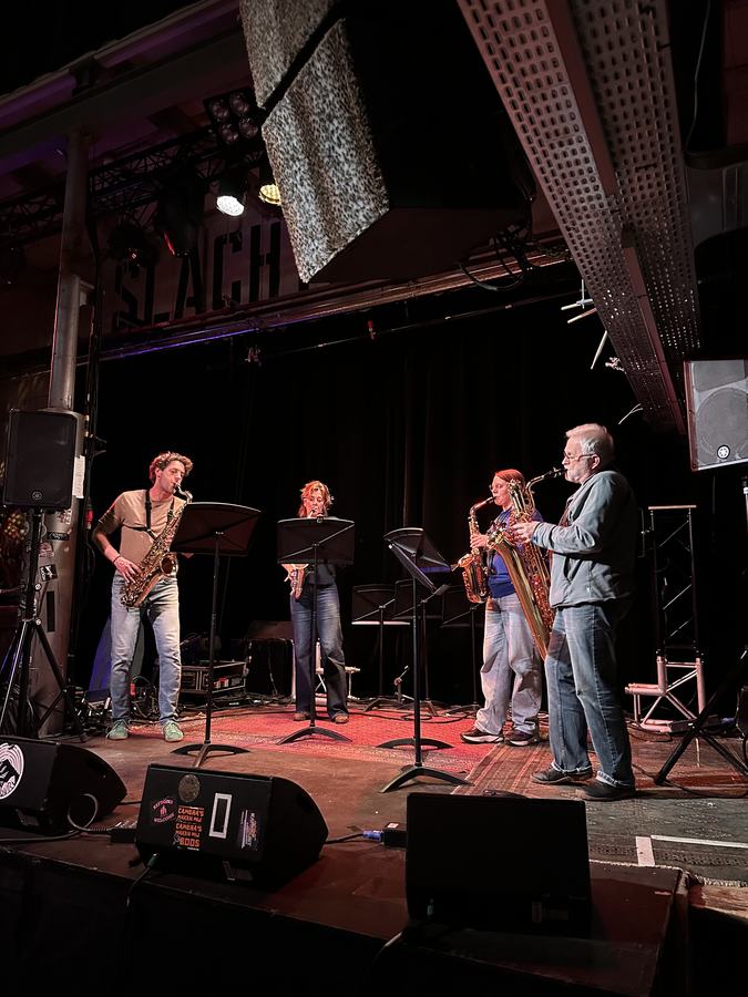 Saxofoonensemble speelt samen op het podium