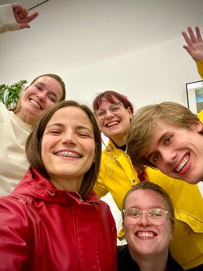 Leerlingen maken samen een spontane selfie op school