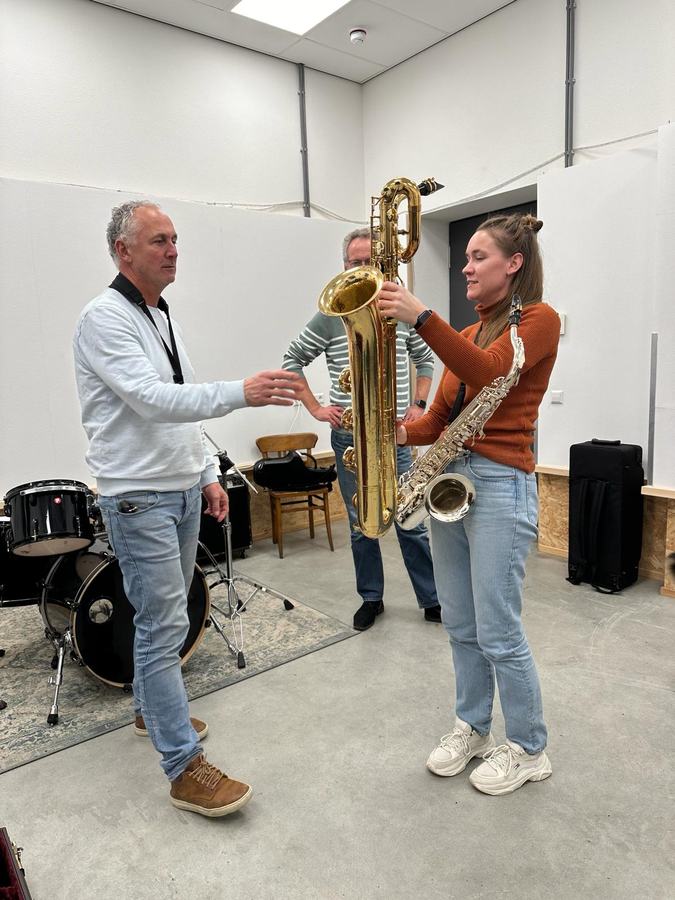 Workshopmoment met een baritonsaxofoon in de lesruimte