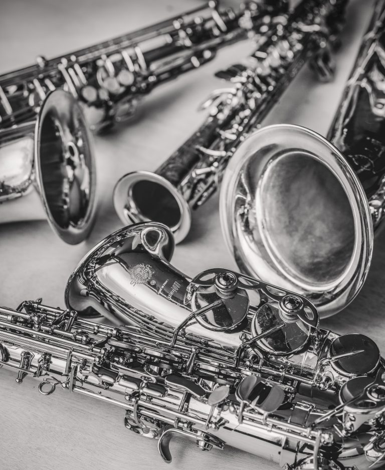 Saxofoons in warm licht bij de Haarlemse Saxofoonschool
