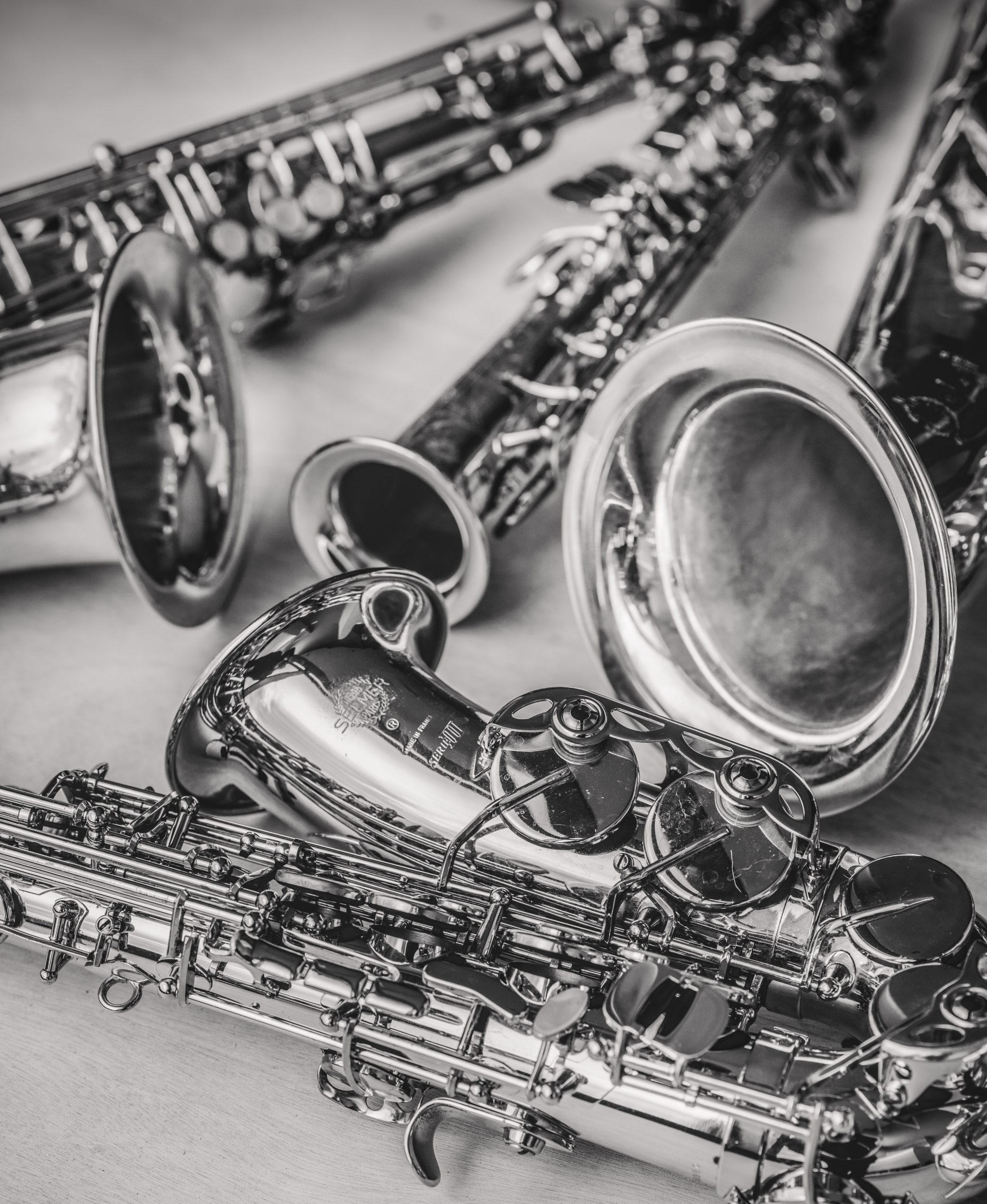 Saxofoons in warm licht bij de Haarlemse Saxofoonschool